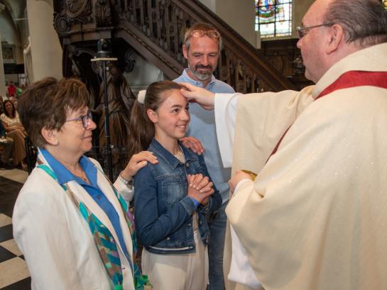 vormselviering in de kerk van Lebbeke op 8 mei 2022  foto's:  Studio Yves