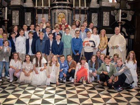 vormselviering in de kerk van Lebbeke op 8 mei 2022  foto's:  Studio Yves