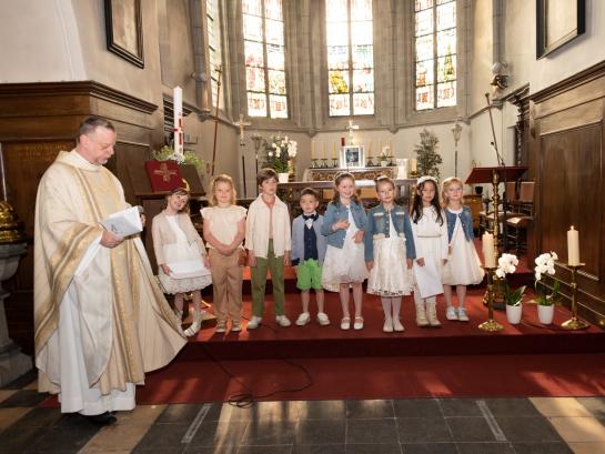 Eerste communie op 1 mei 2022 kerk Denderbelle - Foto Studio Yves